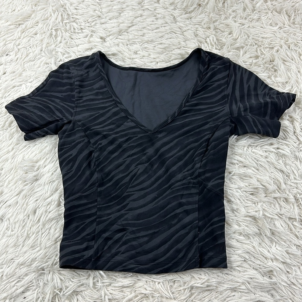 Lululemon Nulu Cropped Slim Yoga Short Sleeve Le Tigre Camo Deep Coal Multi
